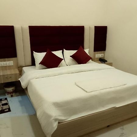 Hotel Lr Delite Inn ماثورا المظهر الخارجي الصورة