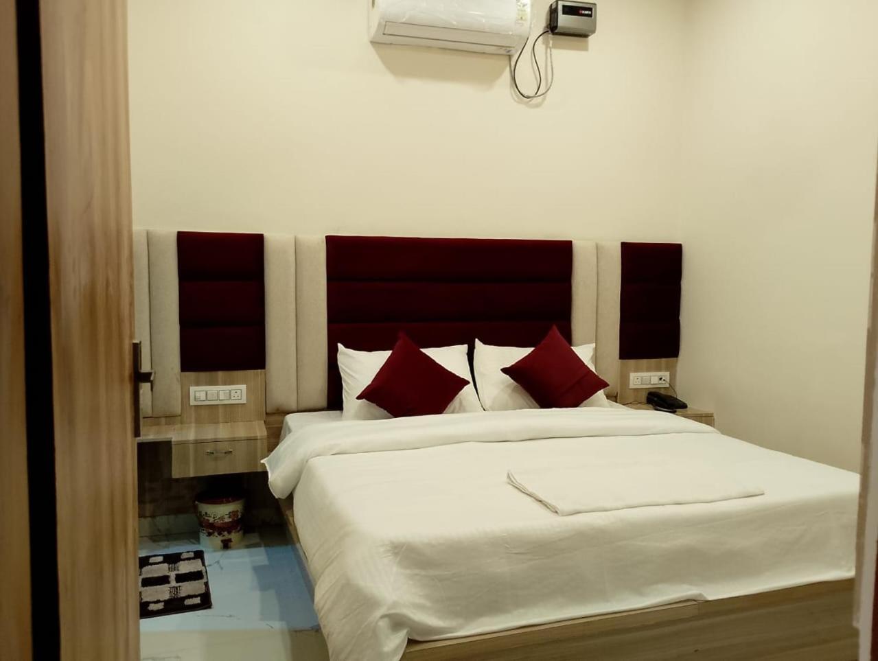 Hotel Lr Delite Inn ماثورا المظهر الخارجي الصورة