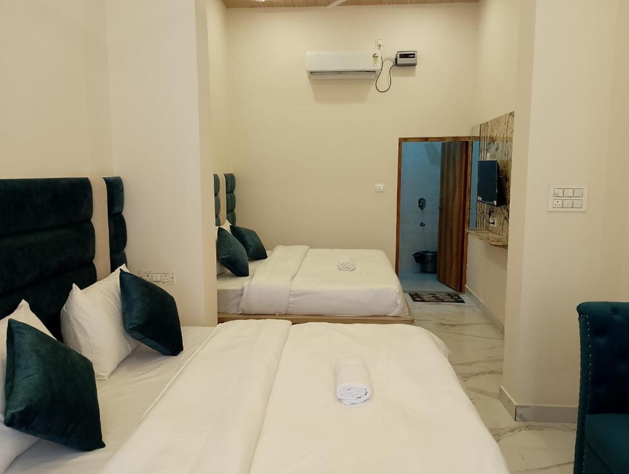 Hotel Lr Delite Inn ماثورا المظهر الخارجي الصورة