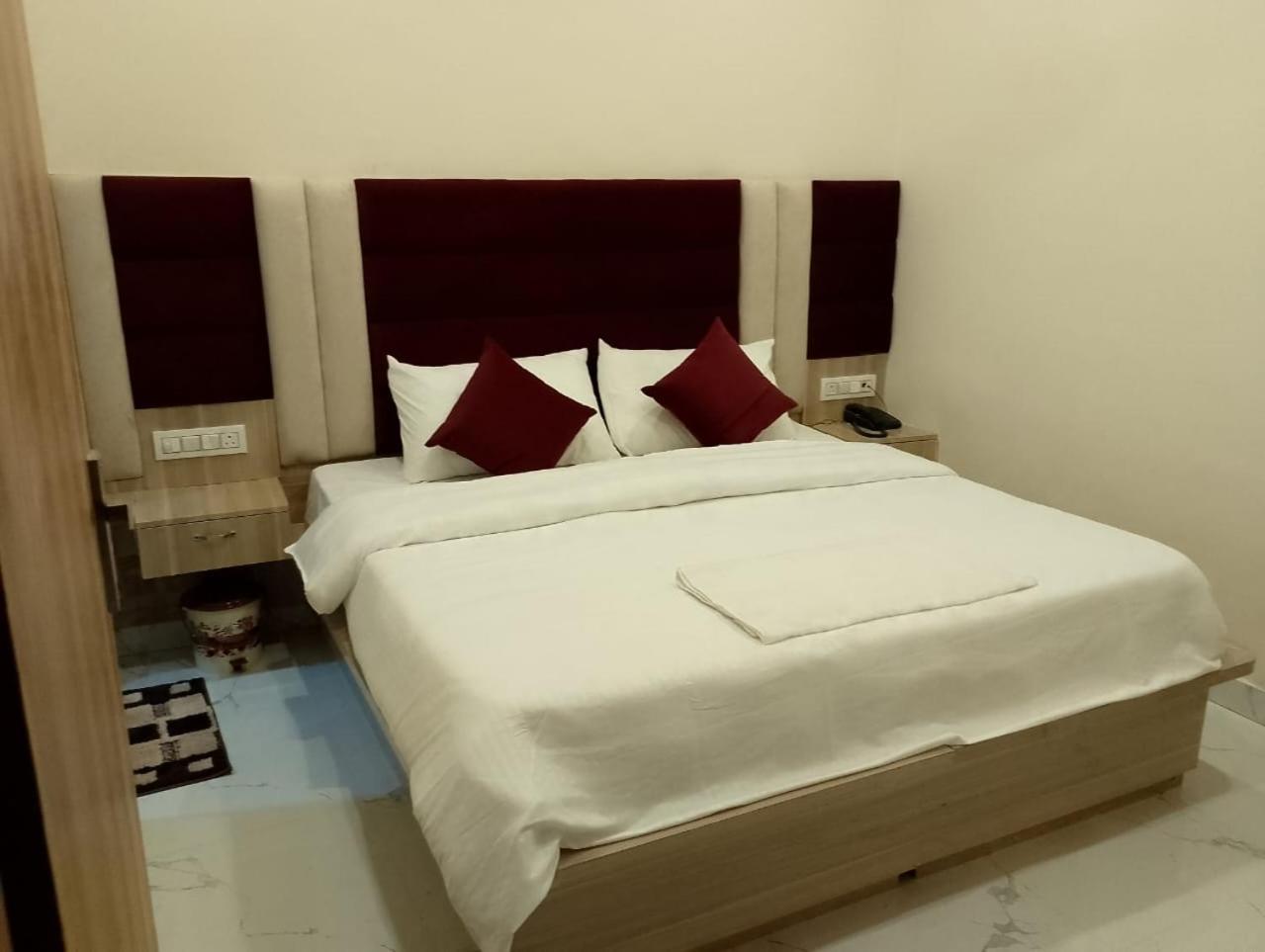 Hotel Lr Delite Inn ماثورا المظهر الخارجي الصورة