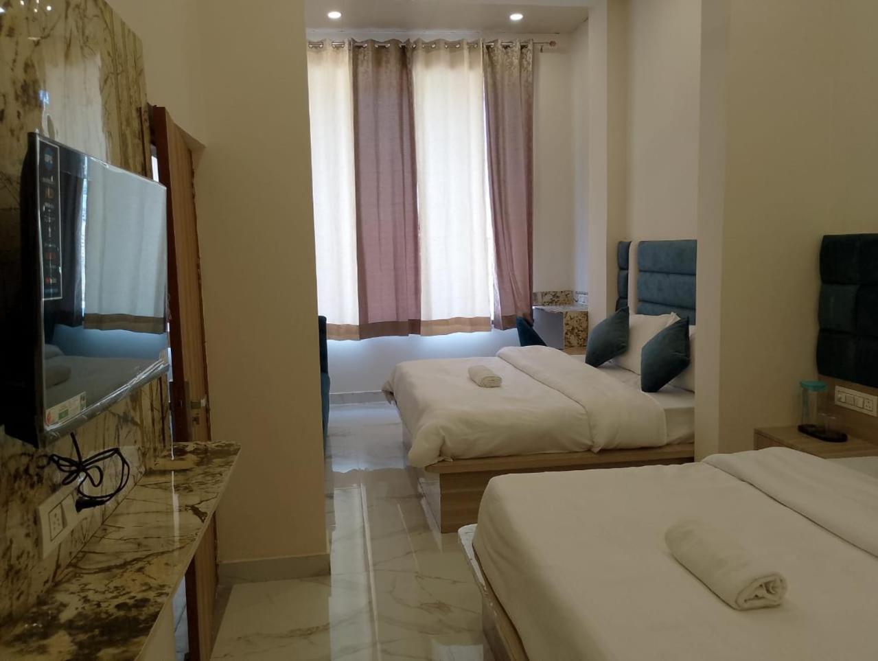 Hotel Lr Delite Inn ماثورا المظهر الخارجي الصورة