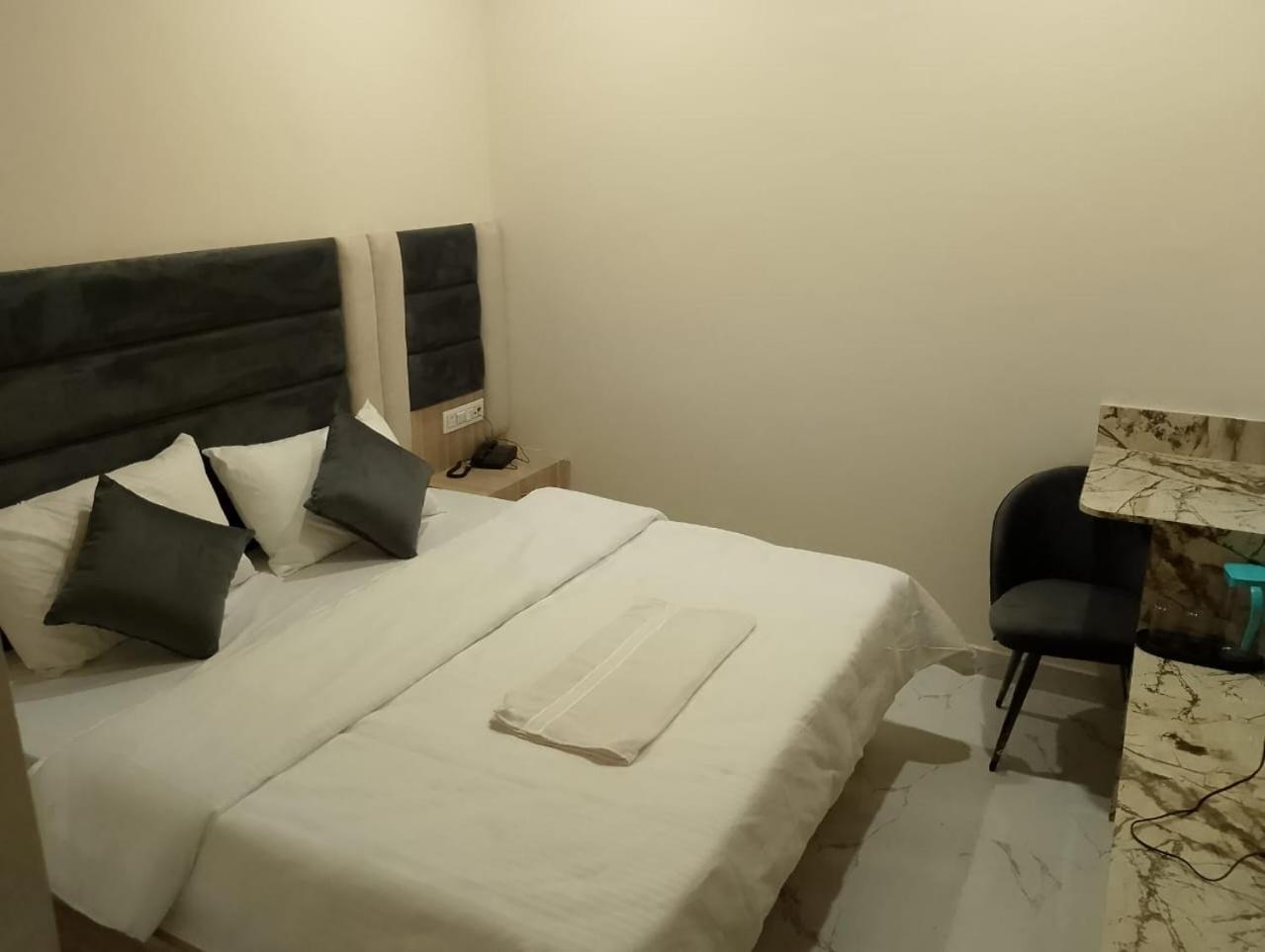 Hotel Lr Delite Inn ماثورا المظهر الخارجي الصورة