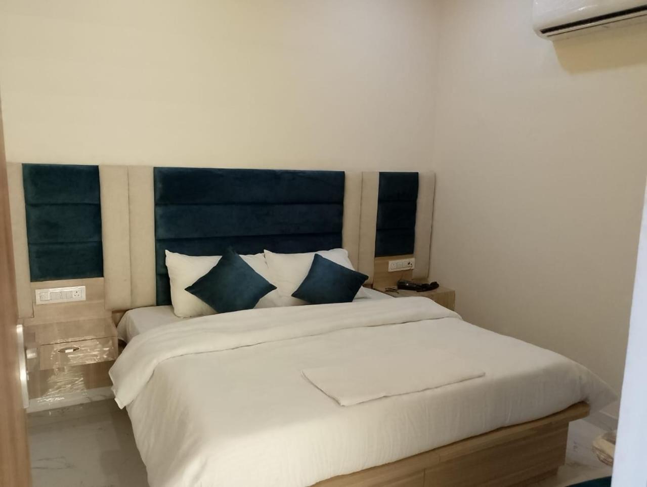 Hotel Lr Delite Inn ماثورا المظهر الخارجي الصورة