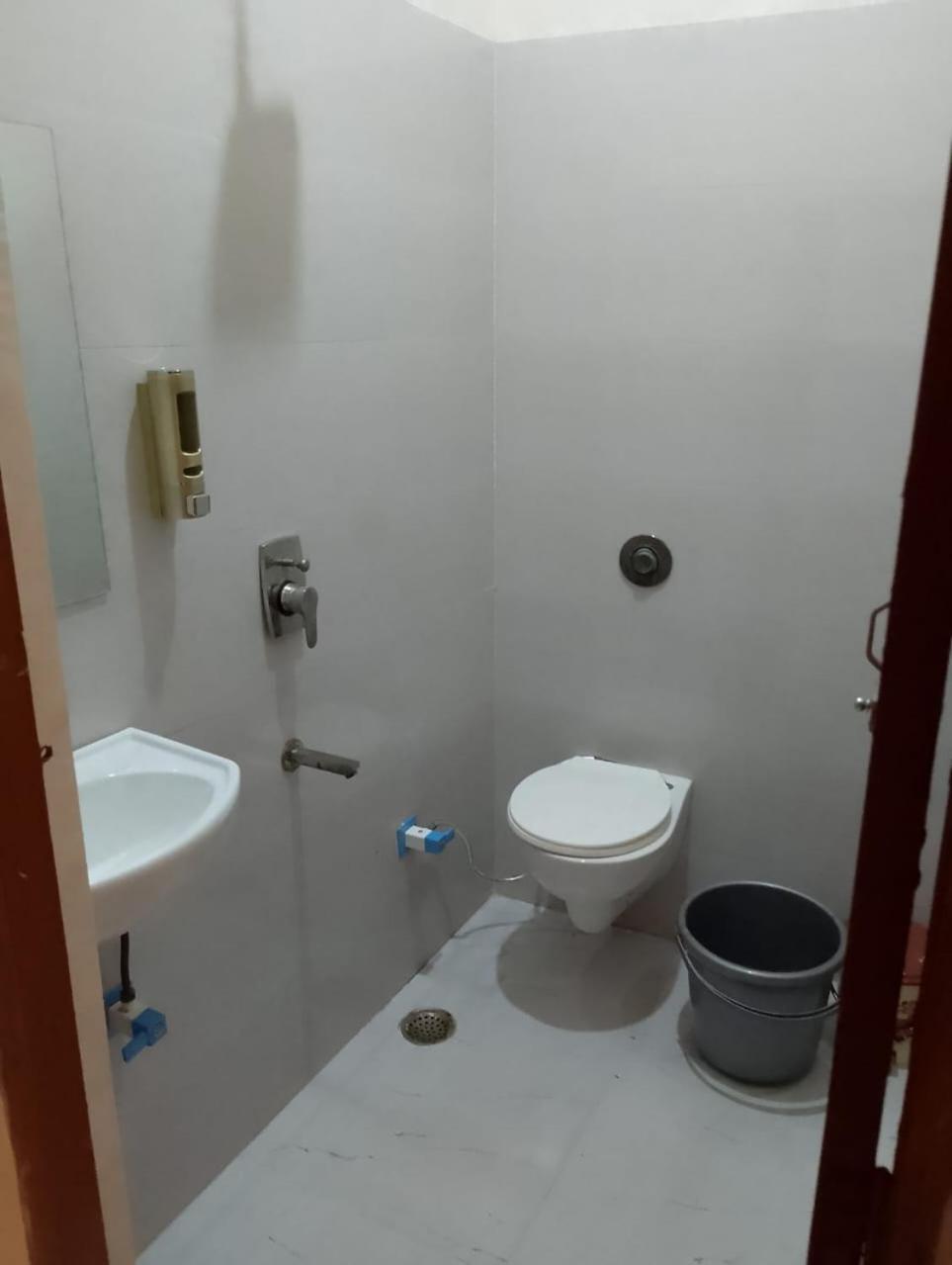Hotel Lr Delite Inn ماثورا المظهر الخارجي الصورة