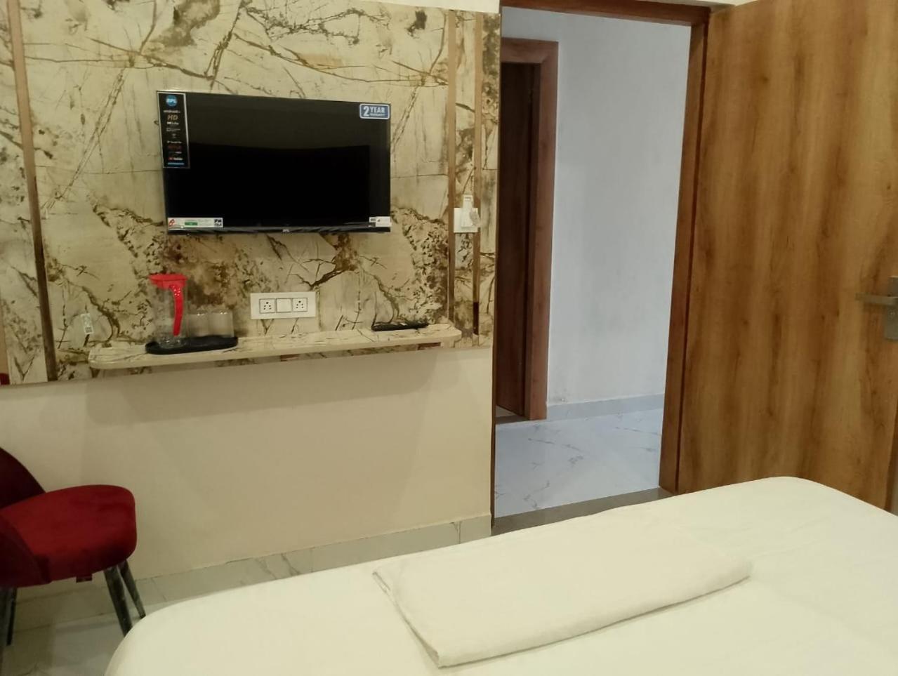 Hotel Lr Delite Inn ماثورا المظهر الخارجي الصورة