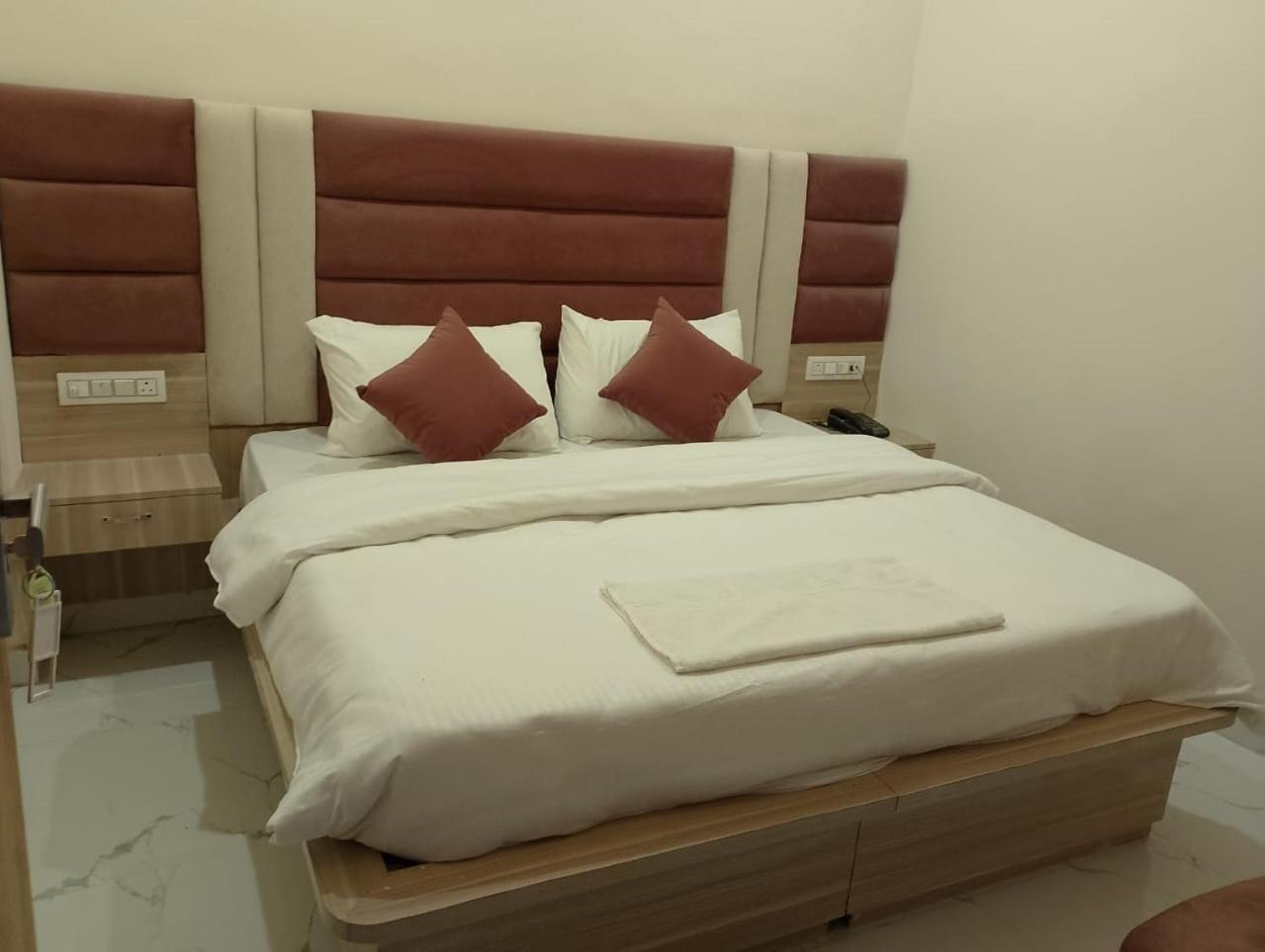 Hotel Lr Delite Inn ماثورا المظهر الخارجي الصورة