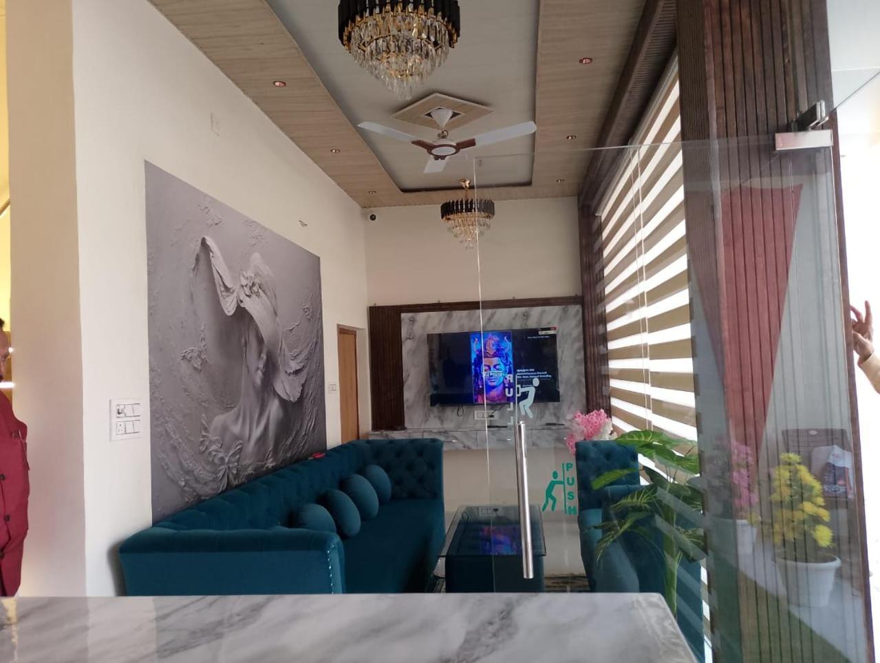 Hotel Lr Delite Inn ماثورا المظهر الخارجي الصورة