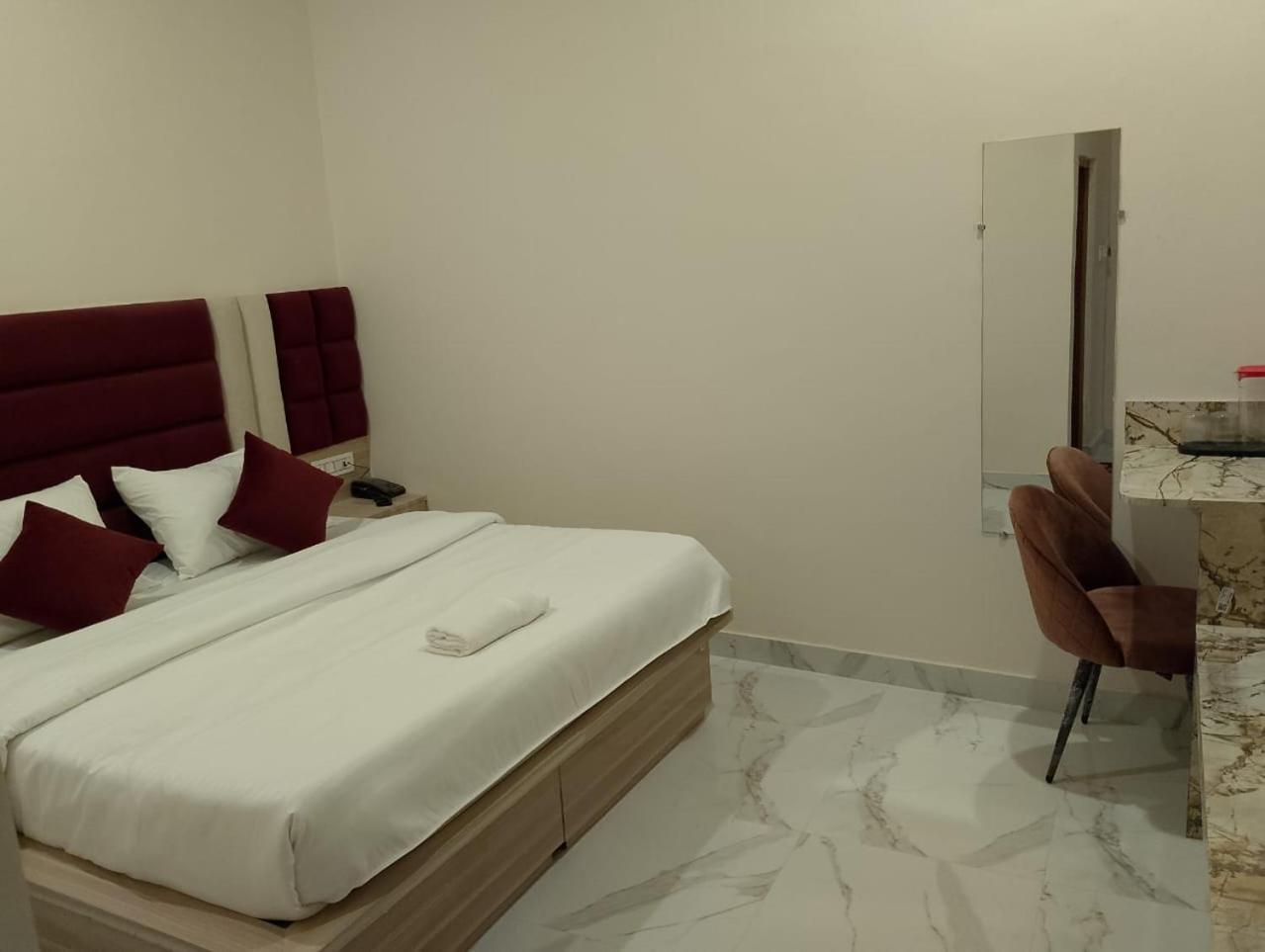 Hotel Lr Delite Inn ماثورا المظهر الخارجي الصورة