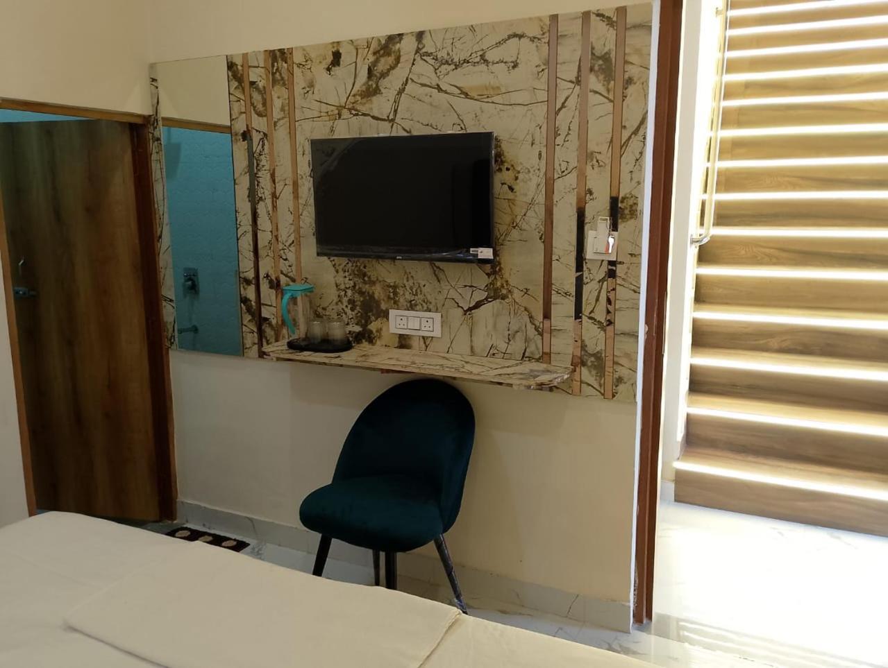 Hotel Lr Delite Inn ماثورا المظهر الخارجي الصورة